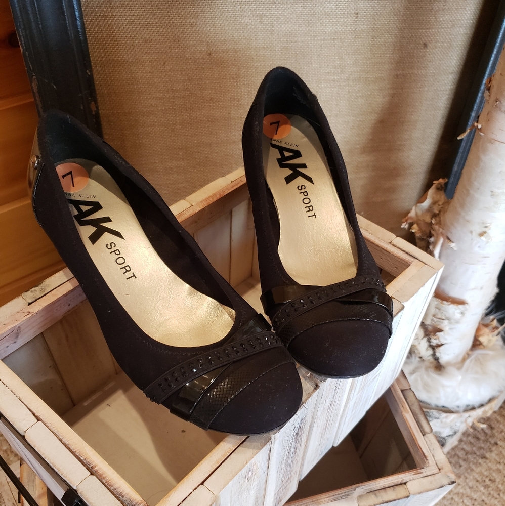 Black dress shoes